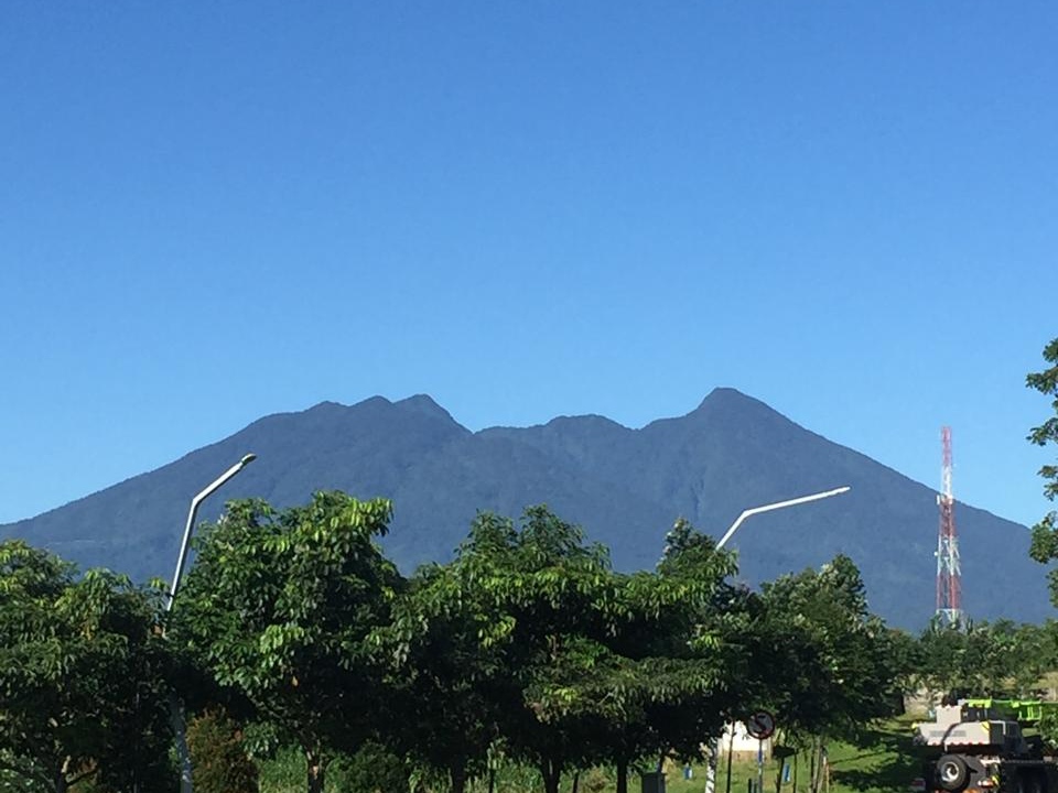 Coffee shop di bogor dengan pemandangan Gunung Salak 